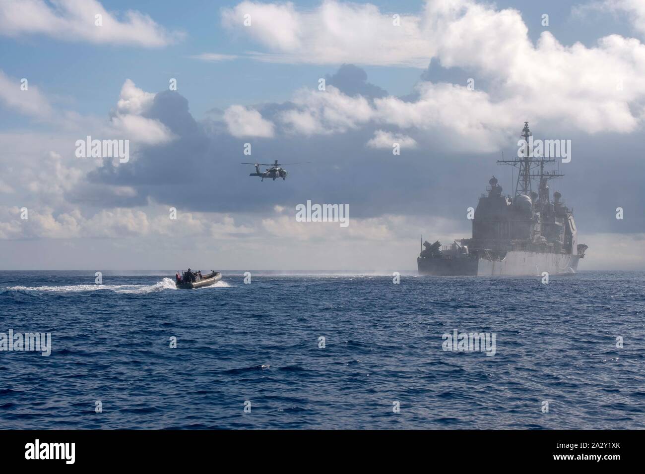 191002-N-IL318-2182 Mer de Chine du Sud (oct. 2, 2019), les marins affectés à l'équipe de bateau spécial 12, des explosifs et des munitions (NEM) 5 Unité mobile, et la classe Ticonderoga croiseur lance-missiles USS ANTIETAM (CG 54), effectuer une visite, un conseil, vous pouvez, et saisie (VBSS) formation l'évolution. L'avant est d'Antietam déployés dans la zone 7e flotte américaine des opérations à l'appui de la sécurité et de la stabilité dans la région indo-pacifique (U.S. Photo par marine Spécialiste de la communication de masse 2e classe William McCann) Banque D'Images