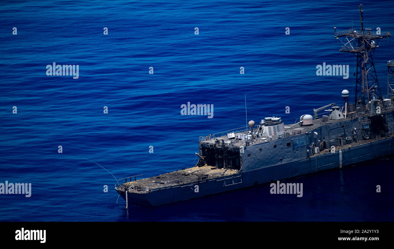 191001-N-YI115-2058 MER DES PHILIPPINES (24 oct. 1, 2019) Ex-USS Ford (FFG 54), une frégate déclassés, subit des dommages comme des navires, des aéronefs de la Marine américaine, et un sous-marin, et les navires de la République de Singapour à feu au cours d'un exercice d'amortissement Ford (SINKEX) dans le cadre de l'exercice Pacific Griffin 2019. Griffin du Pacifique est un exercice effectué dans les eaux près de Guam visant à améliorer les compétences combinées en mer tout en renforçant les relations entre les États-Unis et la République de Singapour marines. (U.S. Photo par marine Spécialiste de la communication de masse 3 Classe Josiah J. Kunkle/libérés) Banque D'Images