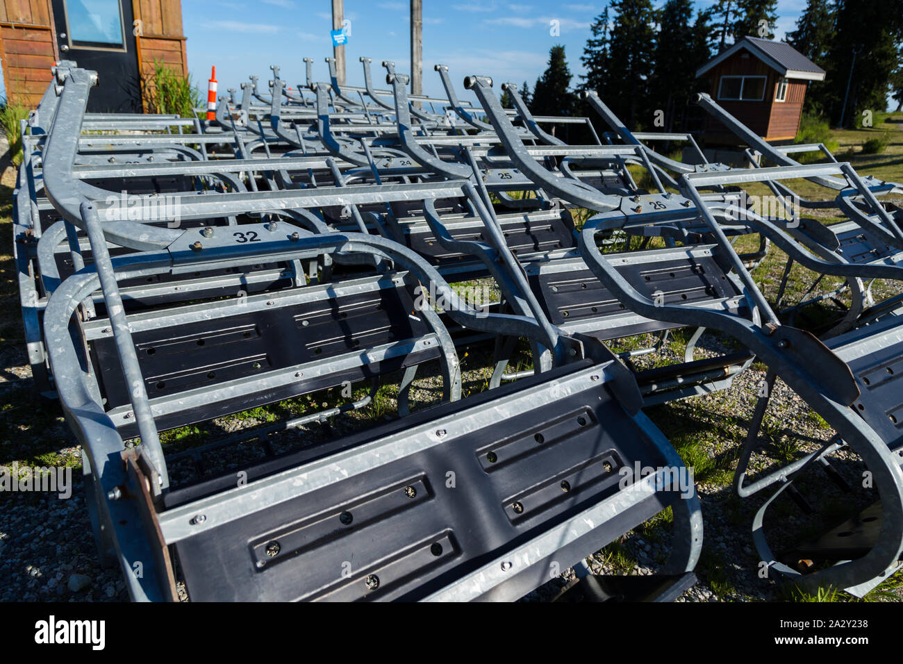 Chaises télésièges hors service au pied de la montagne Seymour. Banque D'Images