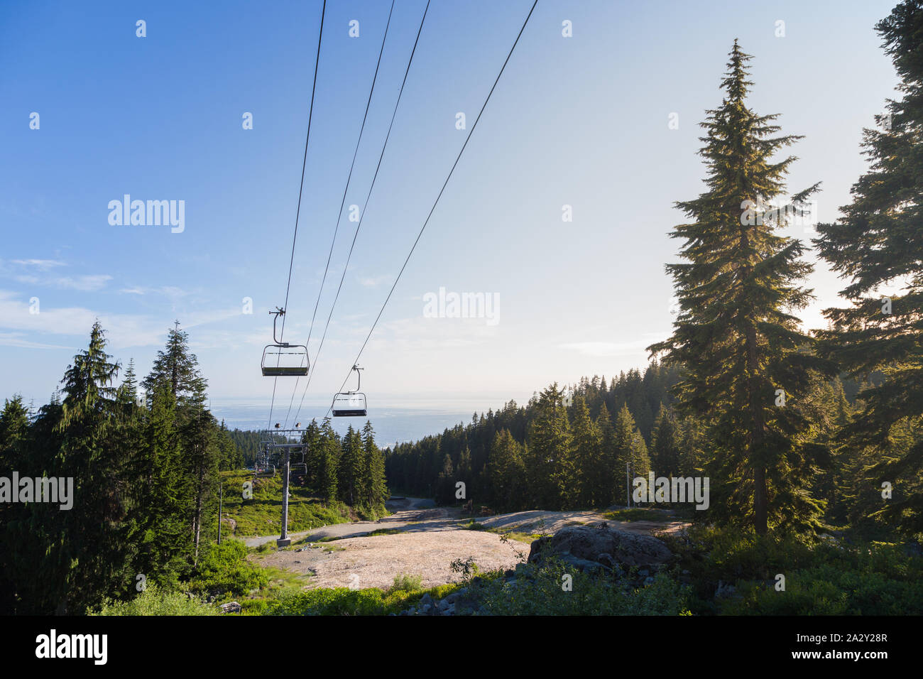 La remontée mécanique à côté du sentier de randonnée de la piste de ski au sommet de Seymour Mountain, à North Vancouver, en Colombie-Britannique. Banque D'Images