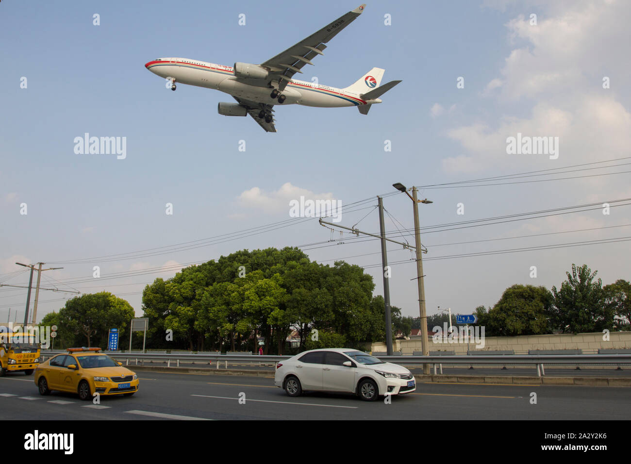 Un avion descendant de China Eastern Airlines survole l'autoroute Huqingping près de l'aéroport Hongqiao de Shanghai le 15 août 2019. Banque D'Images