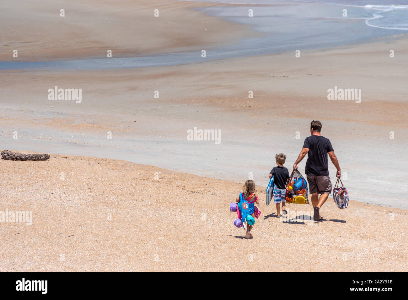 Le père et les enfants prêts pour une journée de plaisir sur la plage de Ponte Vedra Beach, en Floride. (USA) Banque D'Images