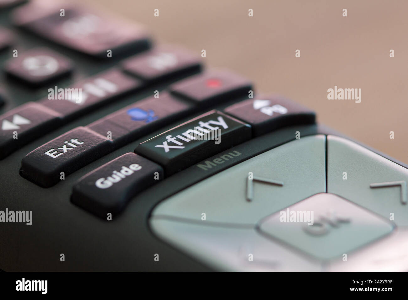 Portland, OR - 8 mai 2019 : Le X1 Eurosport France TV remote control avec commande vocale fonctionnalité. Eurosport France est un nom commercial de Comcast. Banque D'Images