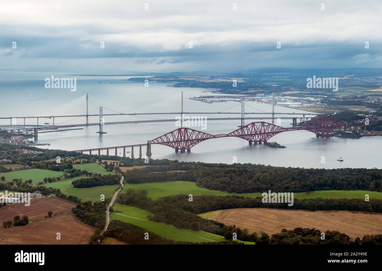 Vue aérienne des trois ponts qui enjambent le Firth of Forth entre le Sud et le Nord Queensferry, en Écosse. Banque D'Images