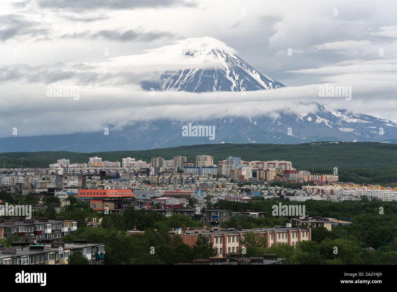 Summer city scape de la péninsule du Kamtchatka, bâtiment d'habitation et le développement urbain de la ville de Yichun sur fond de volcan actif Banque D'Images