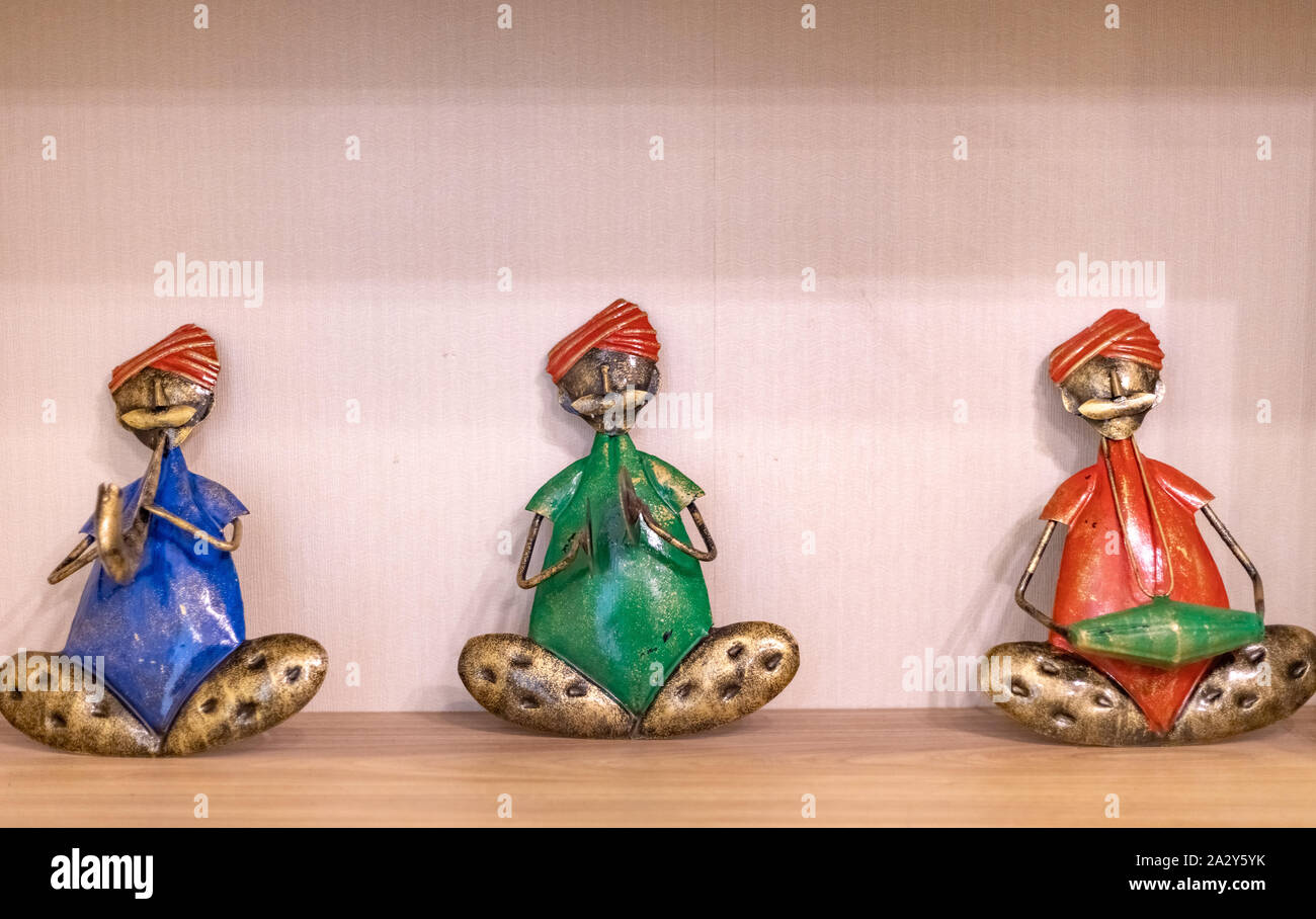 Les jouets colorés habillés dans le style indien à jouer de la musique Banque D'Images