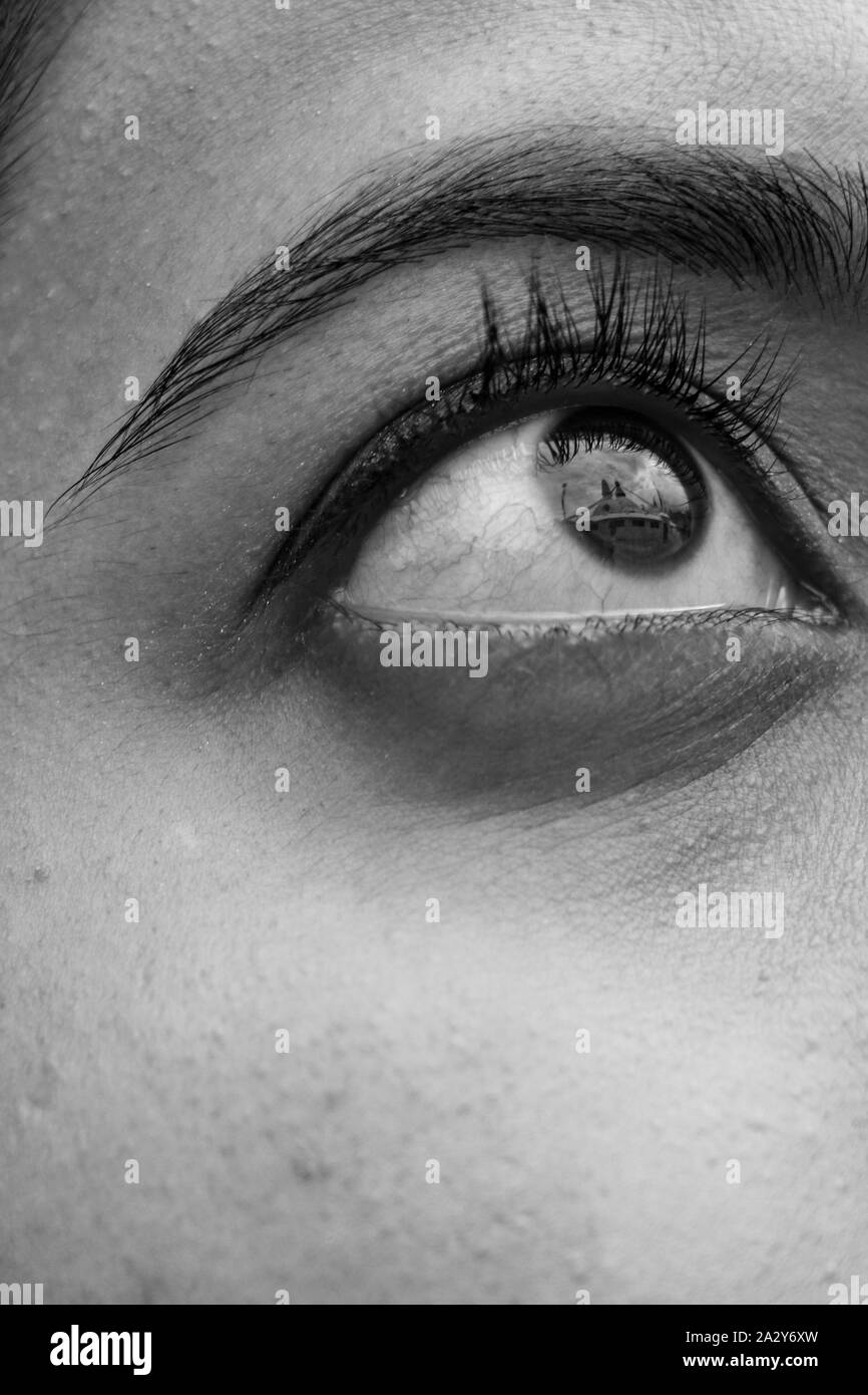 Reflet de Stupa Boudhanath dans les yeux d'une jeune fille. Monochrome Banque D'Images