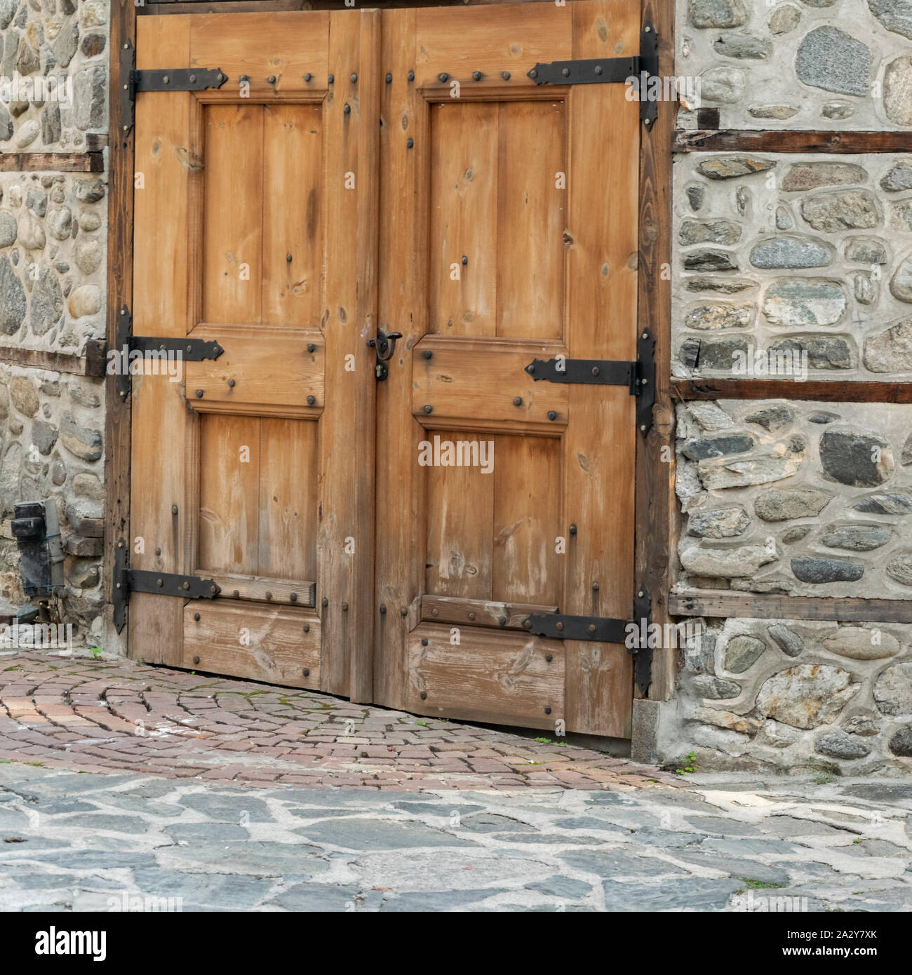 Cadre de porte d'entrée de maison traditionnelle bulgare, façade historique de construction des Balkans Banque D'Images