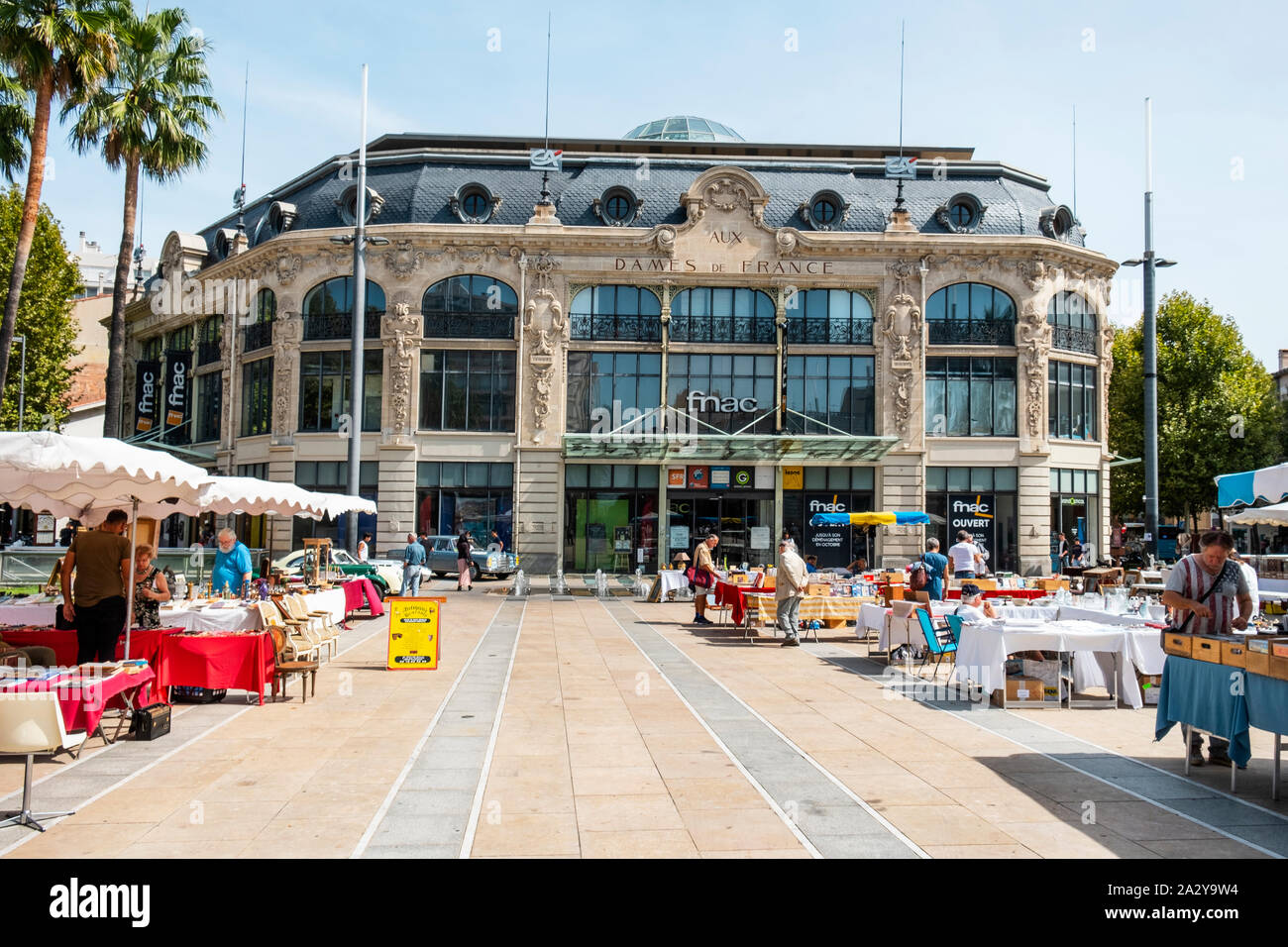 PERPIGNAN, FRANCE - 14 septembre 2019 : une vue de la Place de Catalogne à Perpignan, France, mettant en évidence la aux Dames de France, un ancien bâtiment d Banque D'Images PERPIGNAN, FRANCE - 14 septembre 2019 : une vue de la Place de Catalogne à Perpignan, France, mettant en évidence la aux Dames de France, un ancien bâtiment d Banque D'Images