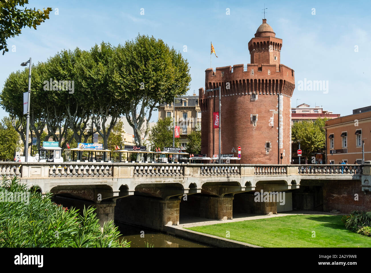 PERPIGNAN, FRANCE - 14 septembre 2019 : une vue sur le pont au-dessus de la Basse Magenta River à Perpignan, France, et le Castillet forteresse, l'emblématique Banque D'Images PERPIGNAN, FRANCE - 14 septembre 2019 : une vue sur le pont au-dessus de la Basse Magenta River à Perpignan, France, et le Castillet forteresse, l'emblématique Banque D'Images