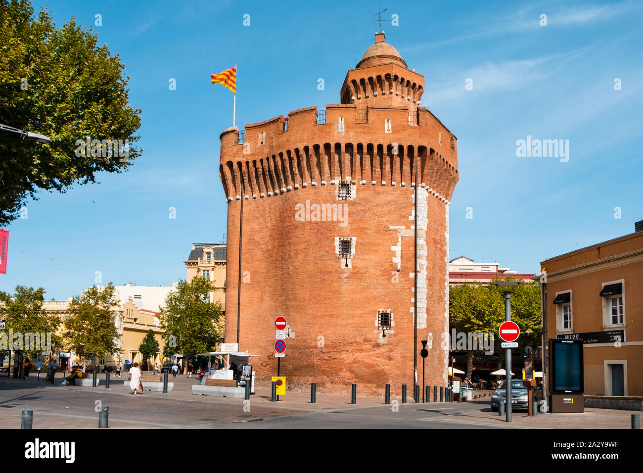 PERPIGNAN, FRANCE - 14 septembre 2019 : une vue de la forteresse Le Castillet à Perpignan, en France, un établissement emblématique de la ville, construite de briques sur le f Banque D'Images PERPIGNAN, FRANCE - 14 septembre 2019 : une vue de la forteresse Le Castillet à Perpignan, en France, un établissement emblématique de la ville, construite de briques sur le f Banque D'Images