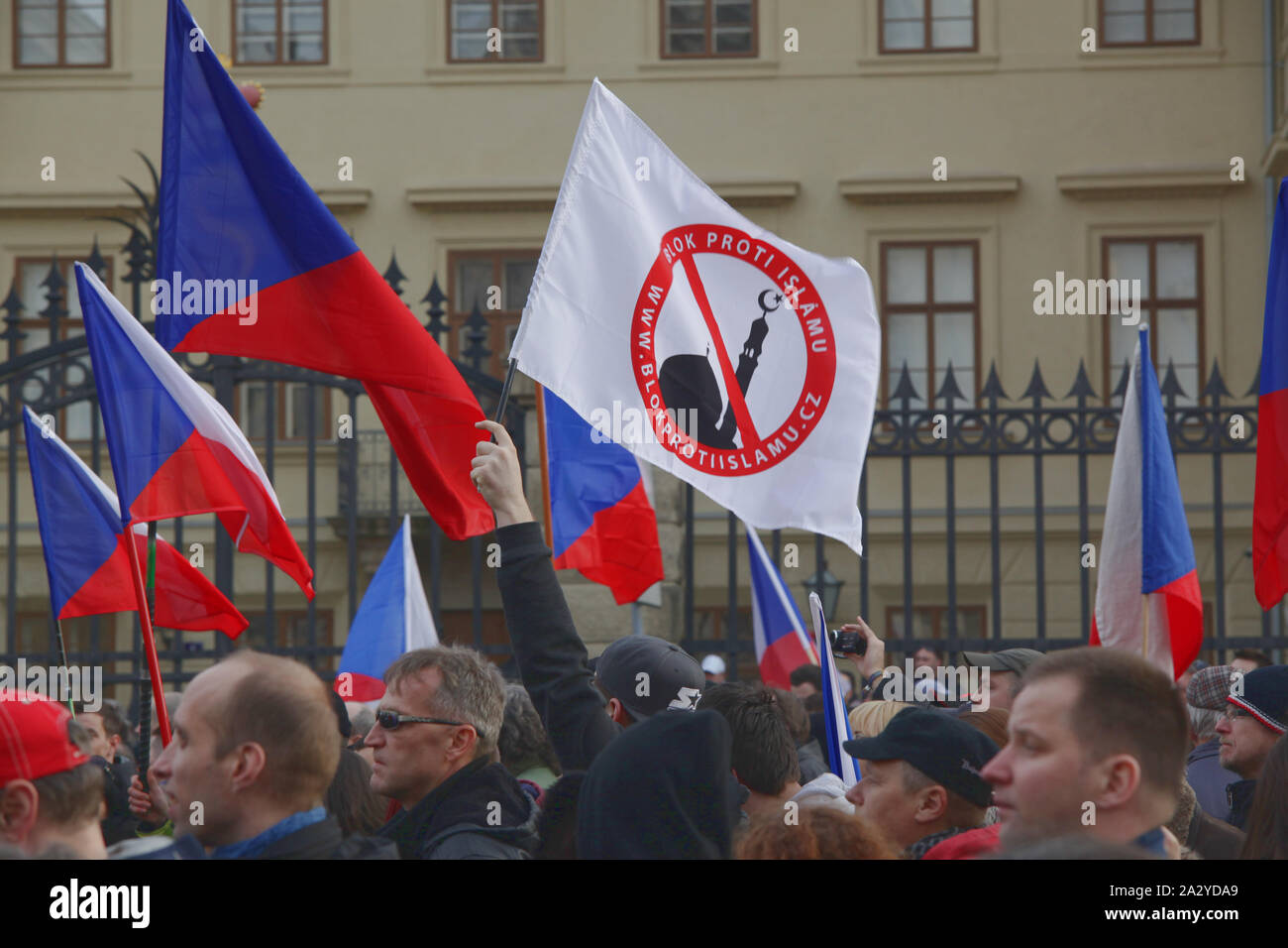 PRAGUE, RÉPUBLIQUE TCHÈQUE, LE 6 FÉVRIER 2016 : manifestation contre l'Islam et les immigrés à Prague. Un homme tenant une pancarte avec un panneau d'avertissement mosque Banque D'Images