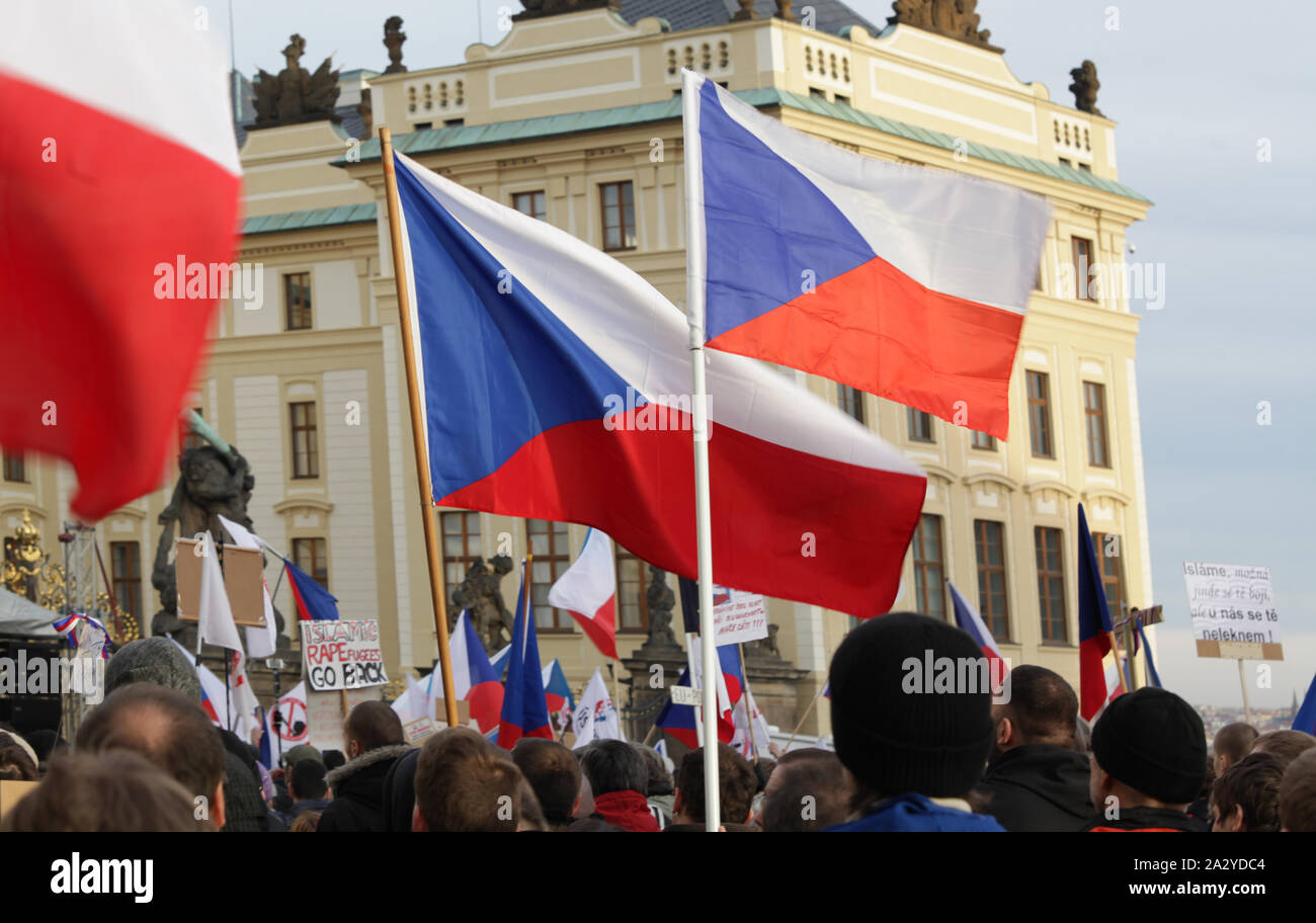 PRAGUE, RÉPUBLIQUE TCHÈQUE, LE 6 FÉVRIER 2016 : manifestation contre l'Union européenne, l'Islam, les immigrants et les réfugiés à Prague, République Tchèque Prague drapeaux, personnes Banque D'Images