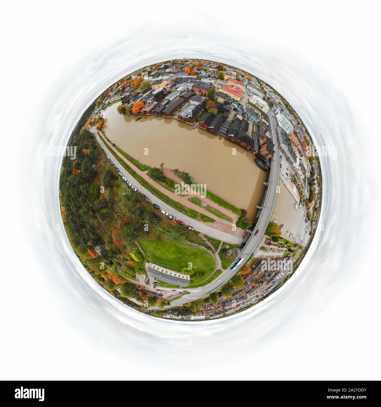 Un panoramique en trois dimensions vue aérienne de la vieille ville de Porvoo, Finlande dans une mini planète style panorama. Banque D'Images