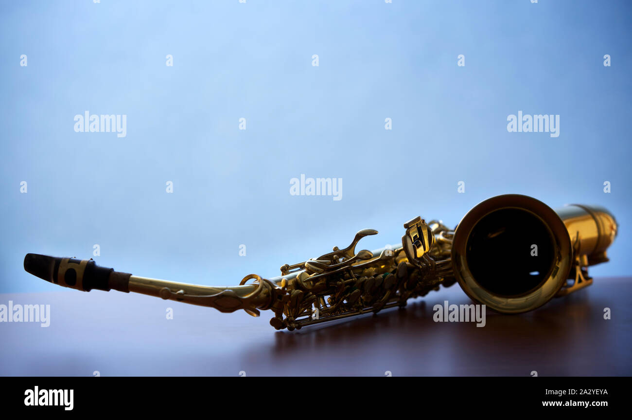 Saxophone de macro sur planche de bois, rétroéclairé Banque D'Images
