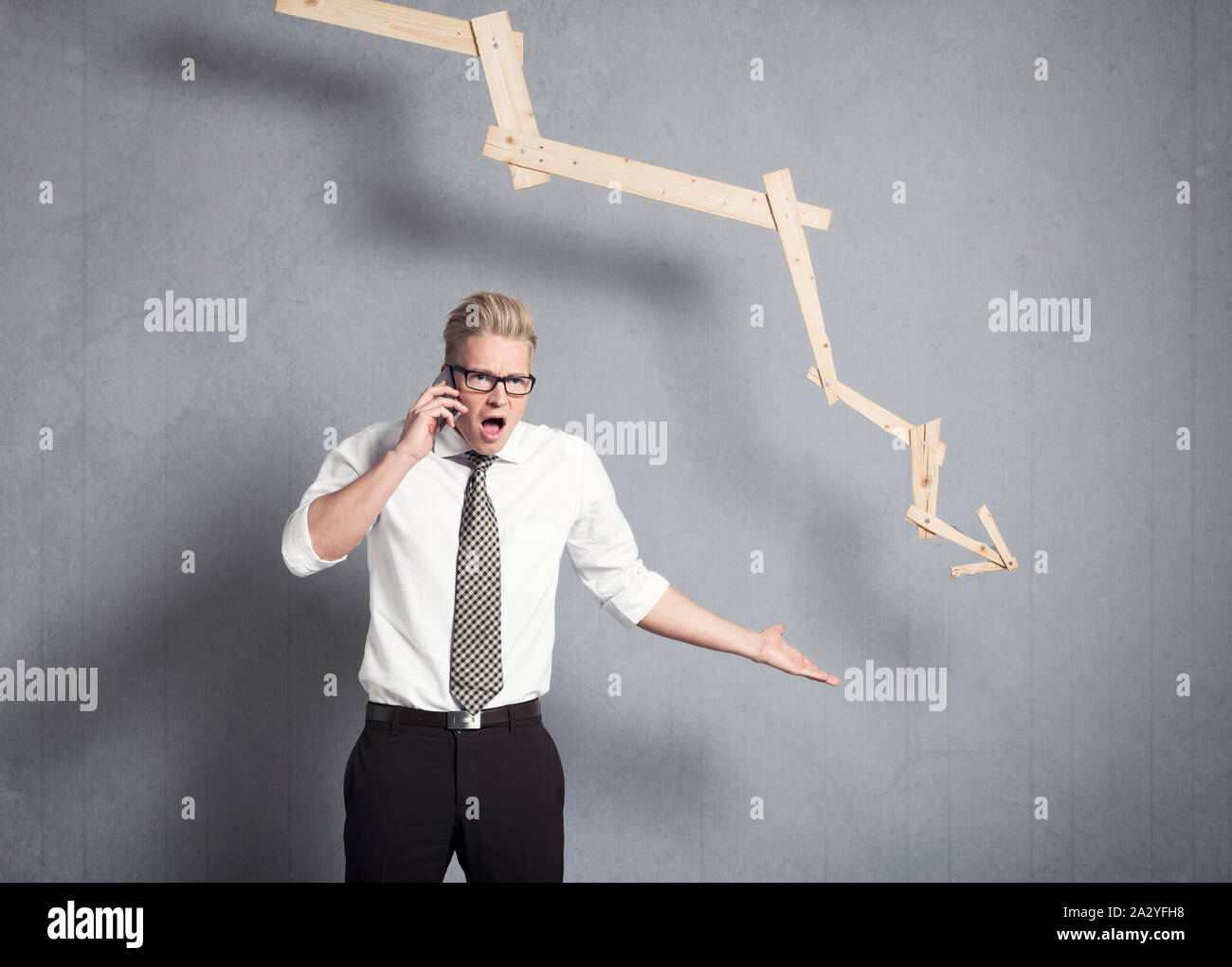 Angry businessman in front of graphique vers le bas. Banque D'Images