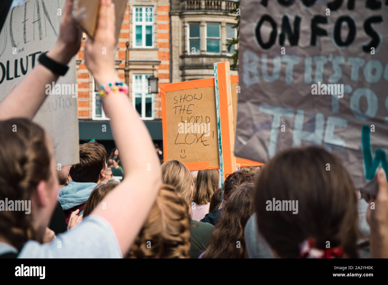 Avec des pancartes militantes au 20 septembre grève du climat mondial, Place du Vieux Marché, Nottingham East Midlands, Angleterre, Banque D'Images