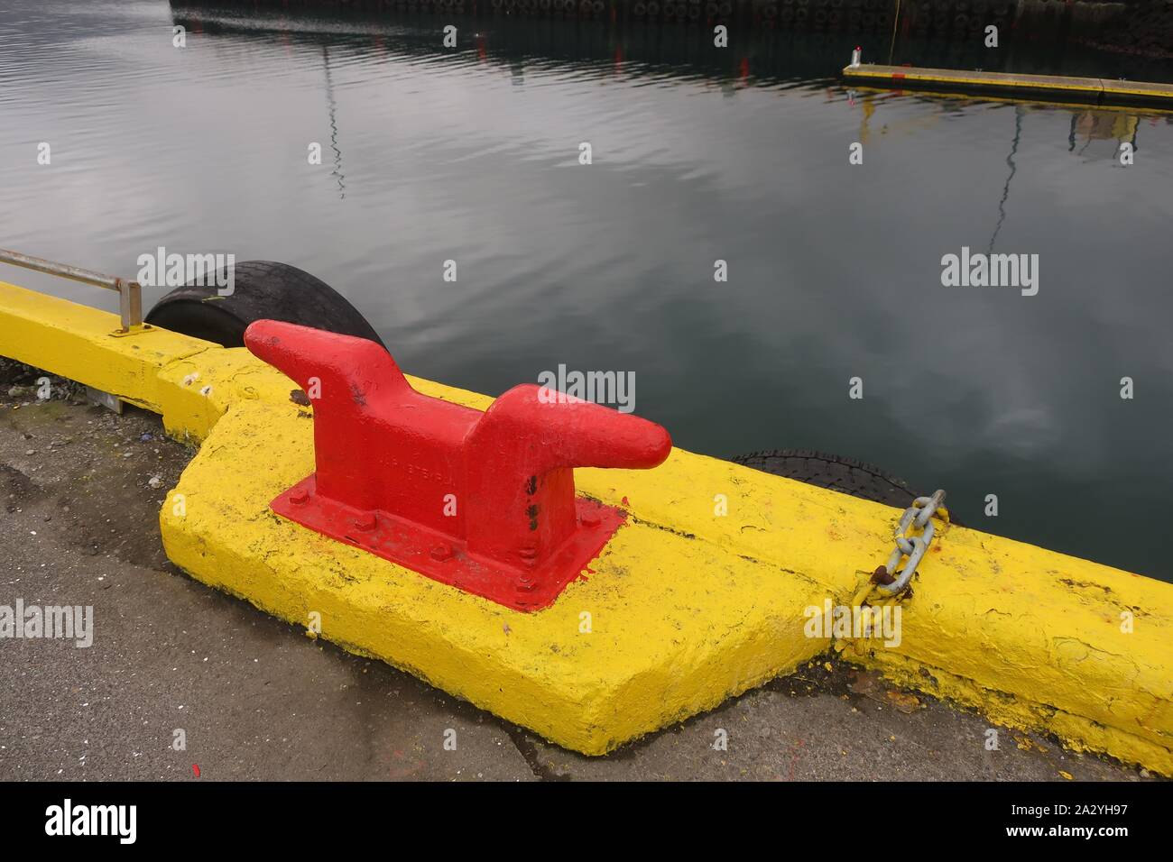 Grundarfjordur, Islande - 27 septembre 2019 : rouge vif et jaune point d'amarrage dans le port. Banque D'Images
