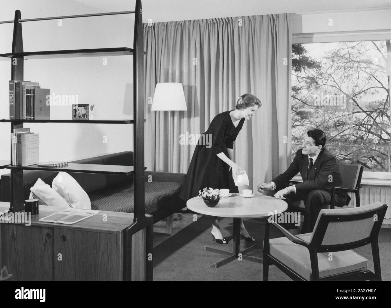 Intérieur d'une chambre d'hôtel à Hotel Foresta, où un couple est profiter de leur séjour dans l'une des chambres de l'hôtel. 1957 Banque D'Images