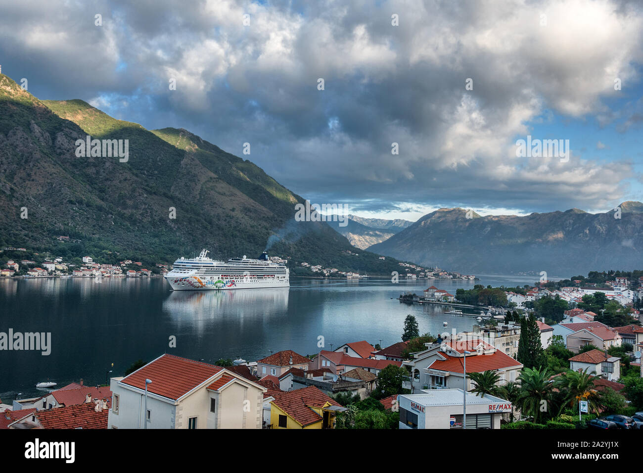 Bateau de croisière dans la baie de Kotor Monténégro Banque D'Images