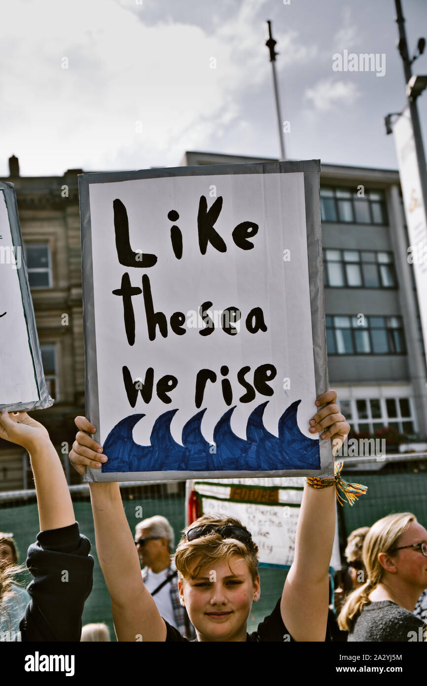 Les manifestant holding up comme la mer nous prends un placard, 20 septembre grève du climat mondial, Place du Vieux Marché, Nottingham East Midlands, Angleterre, Banque D'Images