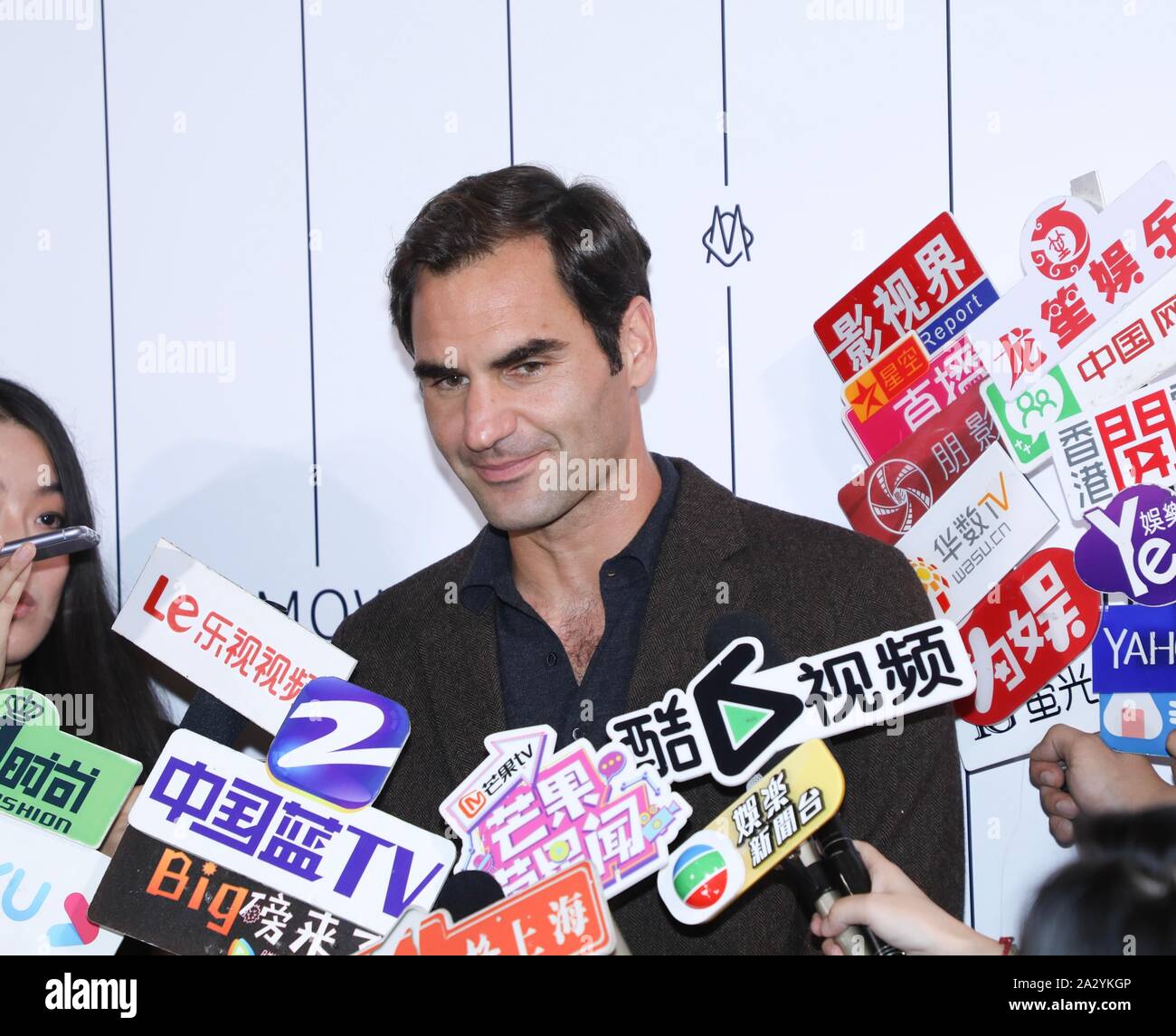 Joueur de tennis suisse Roger Federer sourit à un événement promotionnel à Shanghai, Chine, le 3 octobre 2019. Banque D'Images