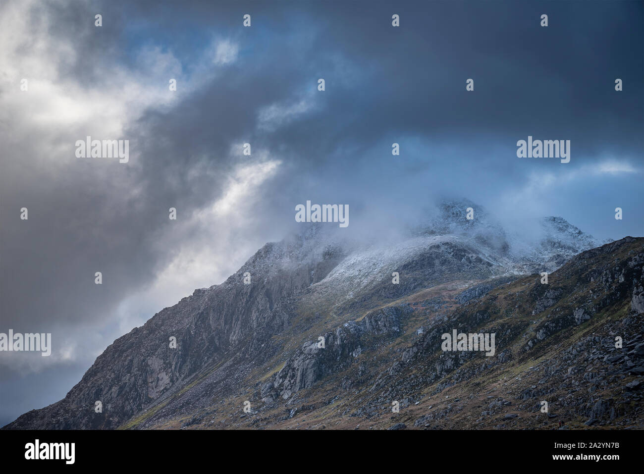 Moody magnifique paysage d'hiver spectaculaire image de sommets de montagnes de Snowdonia en Tryfan pendant un temps orageux Banque D'Images