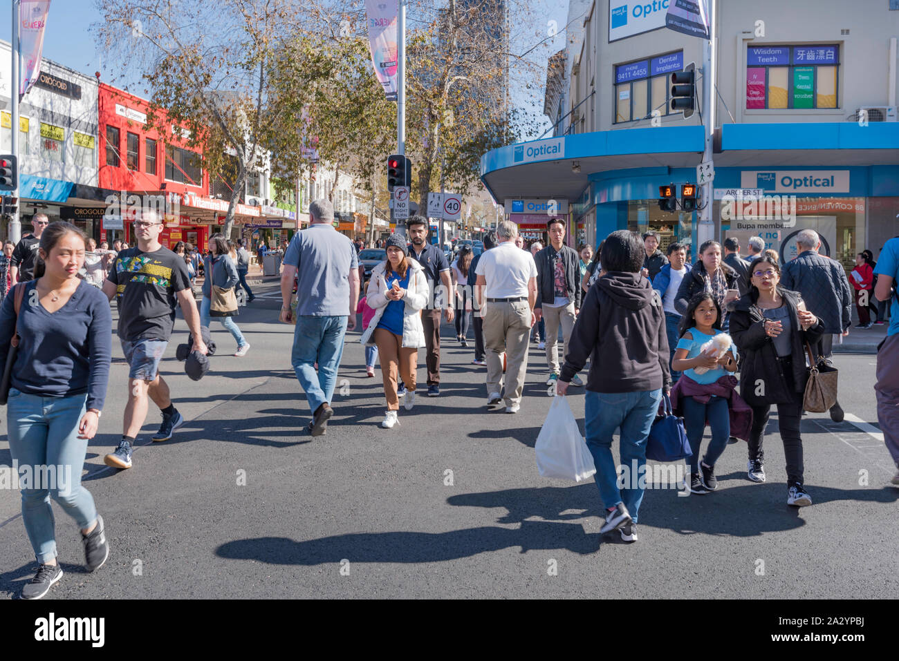 Un grand groupe de personnes traversant une route à une intersection dans le centre commercial de la banlieue de Sydney Chatswood en Australie Banque D'Images