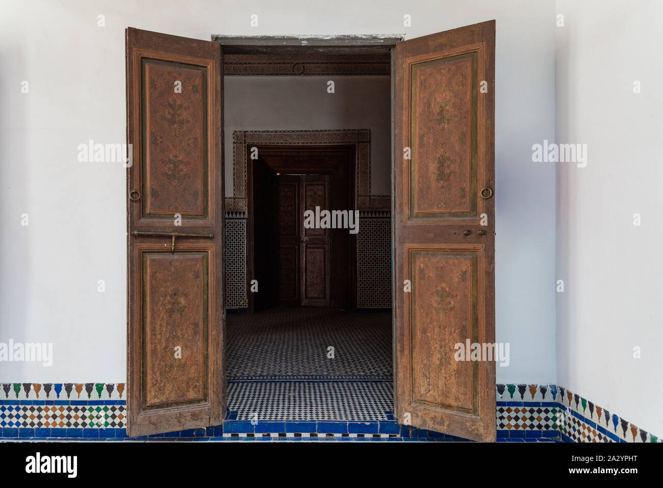 Marrakech, Maroc - 23 septembre 2019 : avis d'ouvrir des portes décorées de mosaïque marocaine à Bahia Palace Banque D'Images