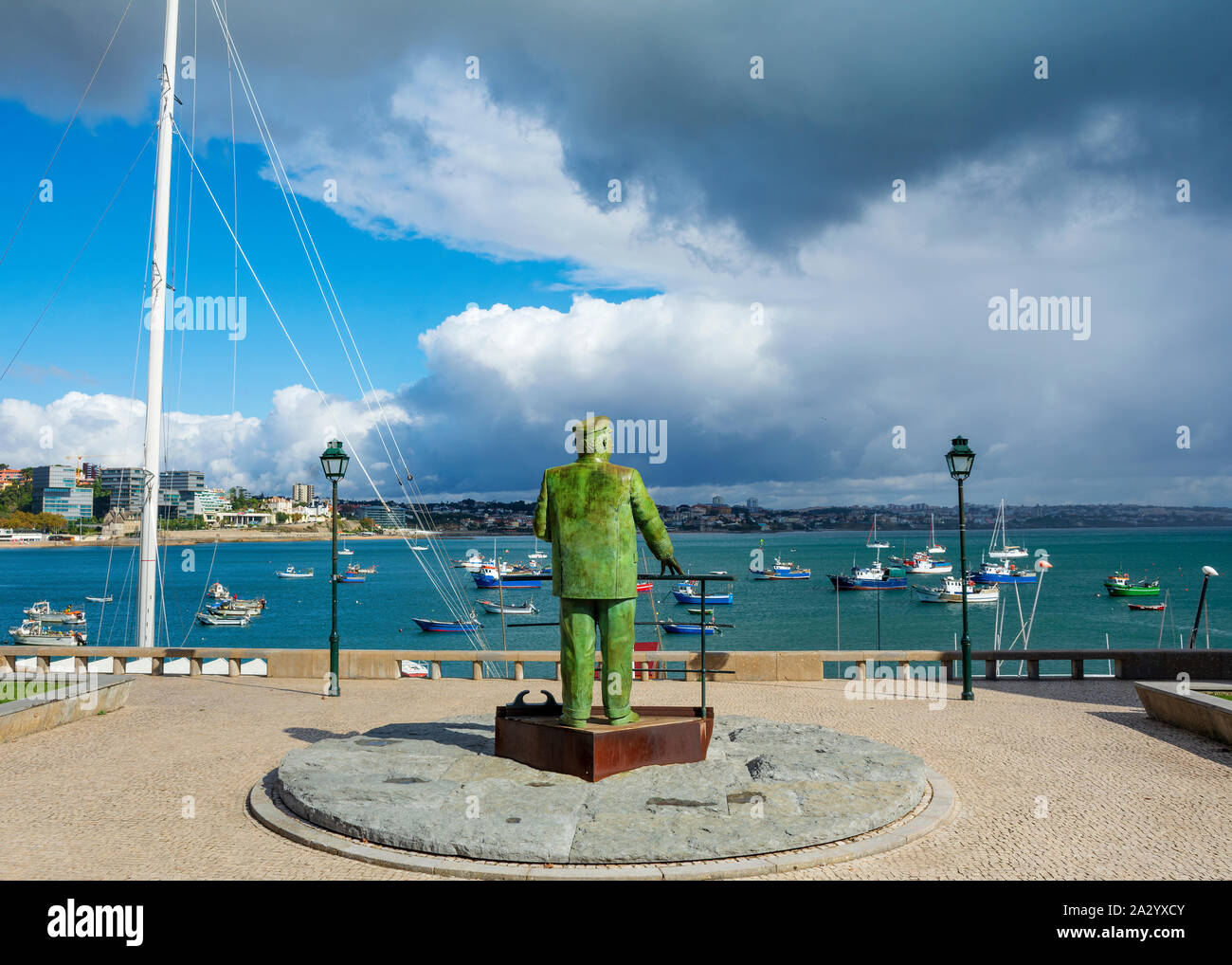 Vue urbaine avec la statue de Dom Carlos I, Roi du Portugal, donnant sur le port de Cascais, station balnéaire et port de pêche du Portugal. Banque D'Images