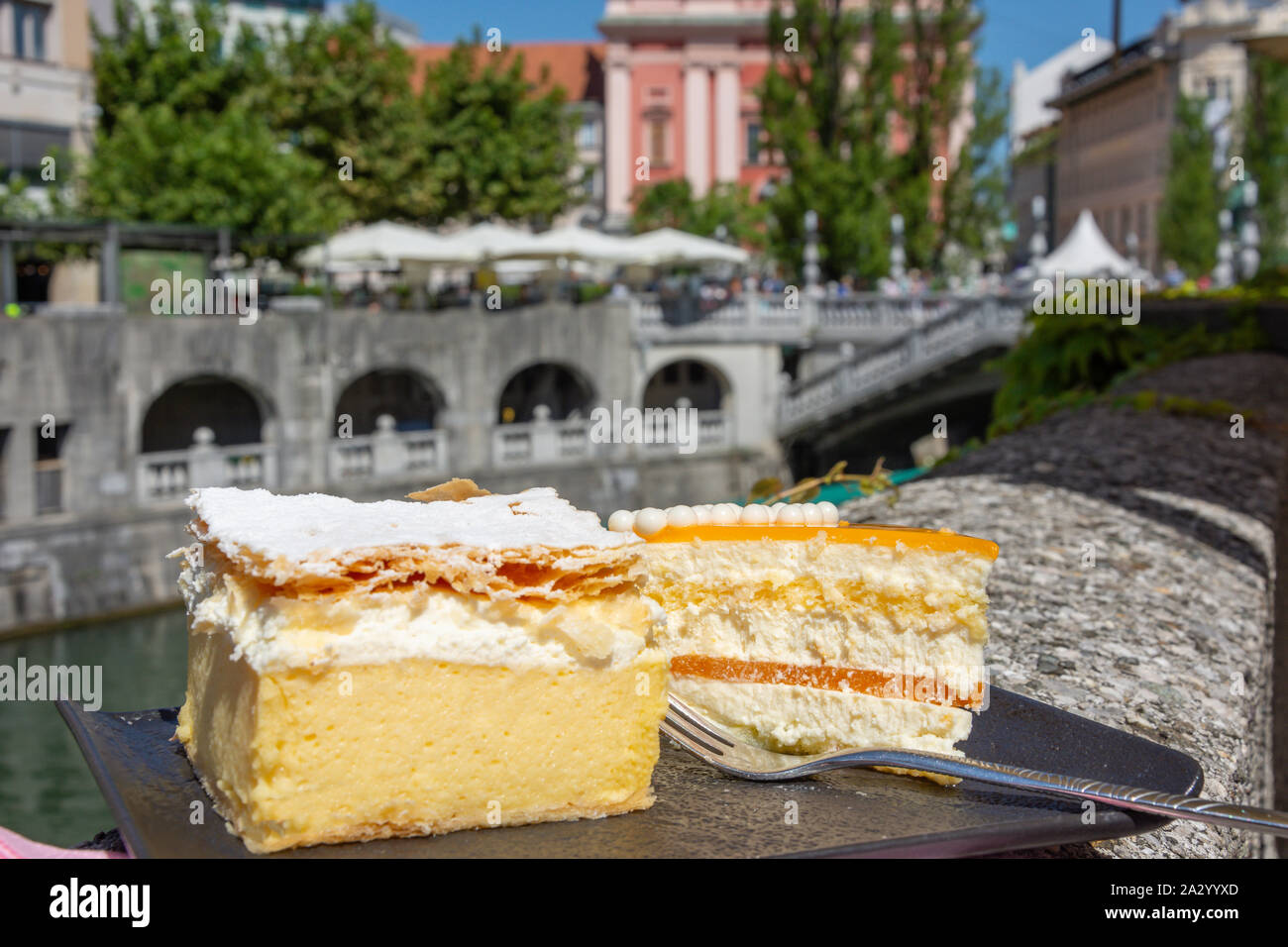 Kremšnita traditionnels (Bled) dessert crème anglaise gâteaux sur la plaque, Vieille Ville, Ljubljana, Slovénie Banque D'Images