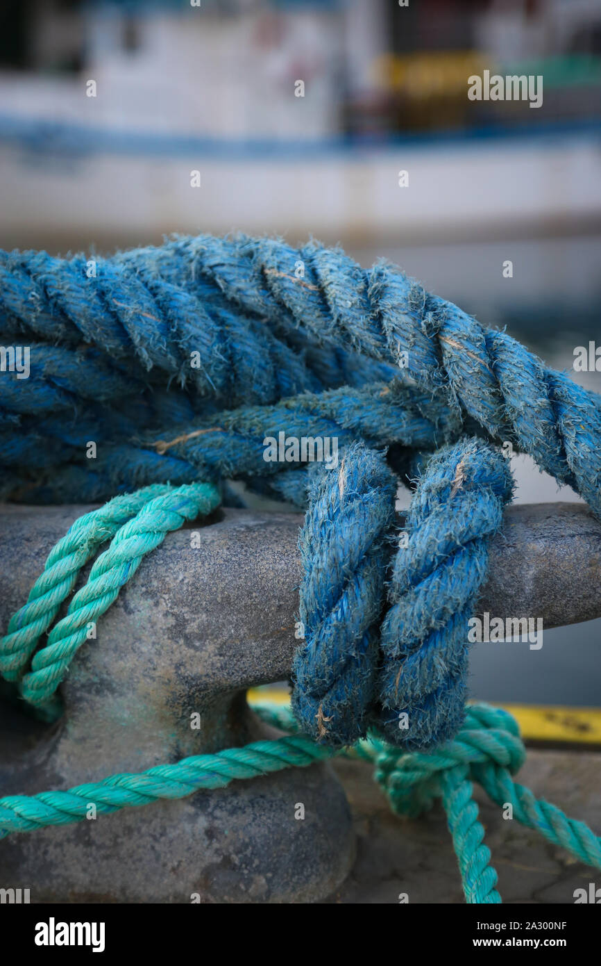 Fixation de la corde à bateau quai. Knot fixant bateau de pêche. Banque D'Images