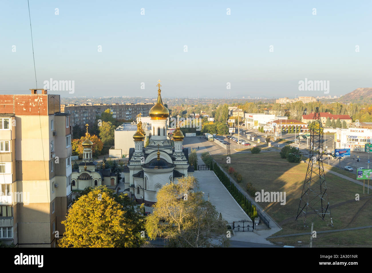 Donetsk, Ukraine, le 3 octobre 2019 année. Cathédrale de la Trinité et le temple de Saint Sainte Xenia de Pétersbourg dans le district Budennovsky. Le lever du soleil. Banque D'Images