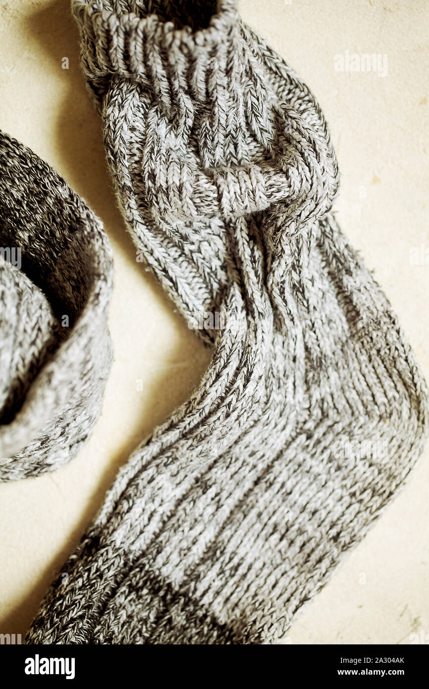 Chaussettes tricotées chaud fait main couleur gris sur fond blanc.La texture des étoffes de choses.L'hiver et l'automne concept d'éco vêtements.Style minimalisme Kinfolk Banque D'Images