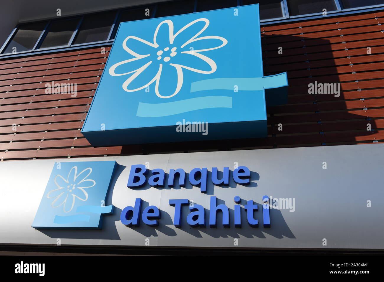La Banque de Tahiti vu le logo à Papeete Photo Stock - Alamy