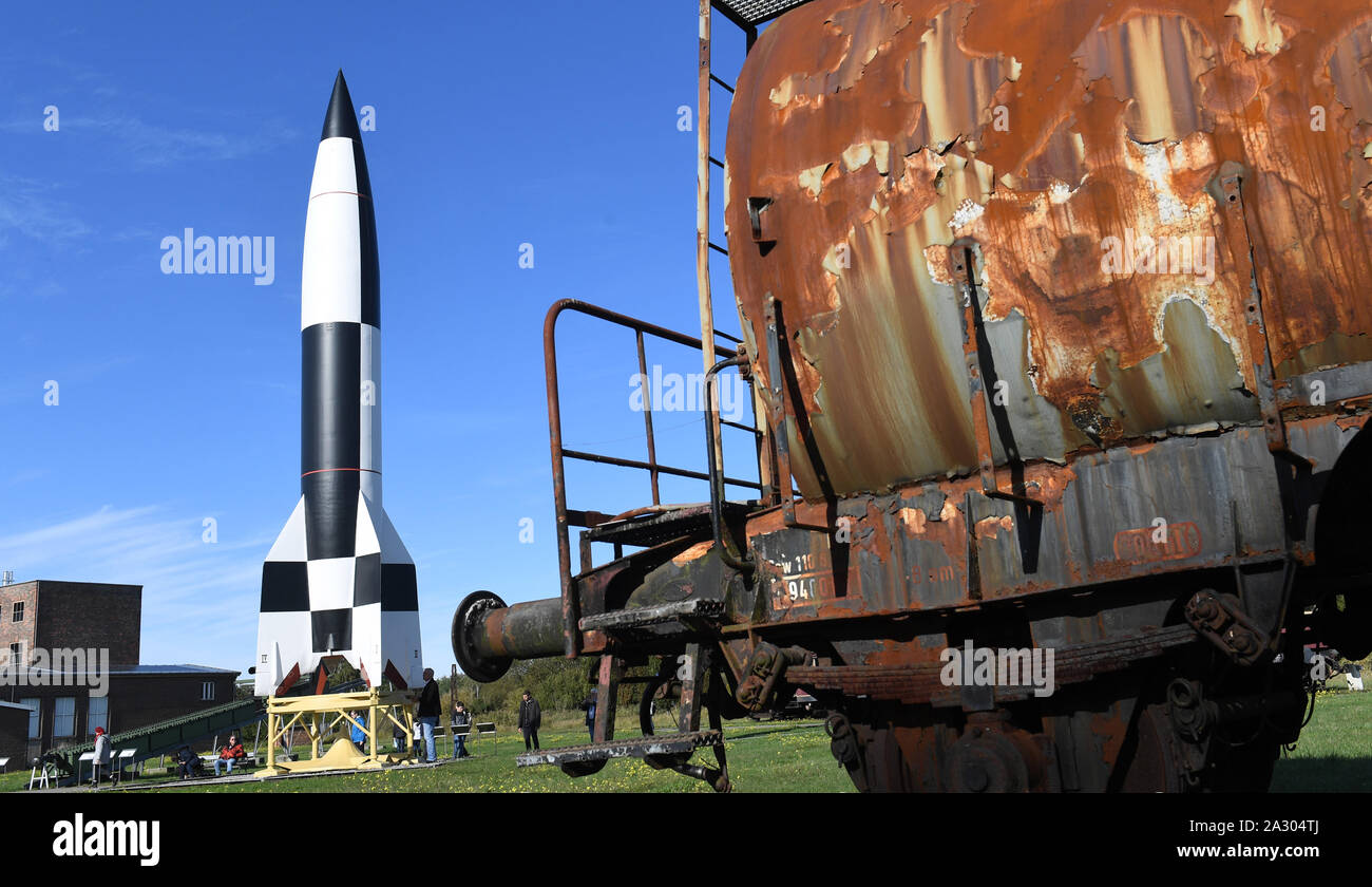 04 octobre 2019, Mecklembourg-Poméranie-Occidentale, Peenemünde : la réplique d'une fusée V2 se trouve sur le site de l'ancienne Armée de Peenemünde Station d'expérimentation sur l'île d'Usedom - Musée d'aujourd'Historisch-Technisches Peenemünde GmbH. Peenemünde est devenu connu grâce à la Station expérimentale de l'Armée 'Peenemünde-Ost' et la station d'essais de l'Armée de l'air 'Peenemünde-West" de 1936 à 1945. De 1937 à 1945, Wernher von Braun a été le directeur technique de la station expérimentale de l'armée. Dans le musée, l'Historisch-Technische Peenemünde nordique Semaines de voyages dans l'espace et la recherche spatiale commencer sur Banque D'Images