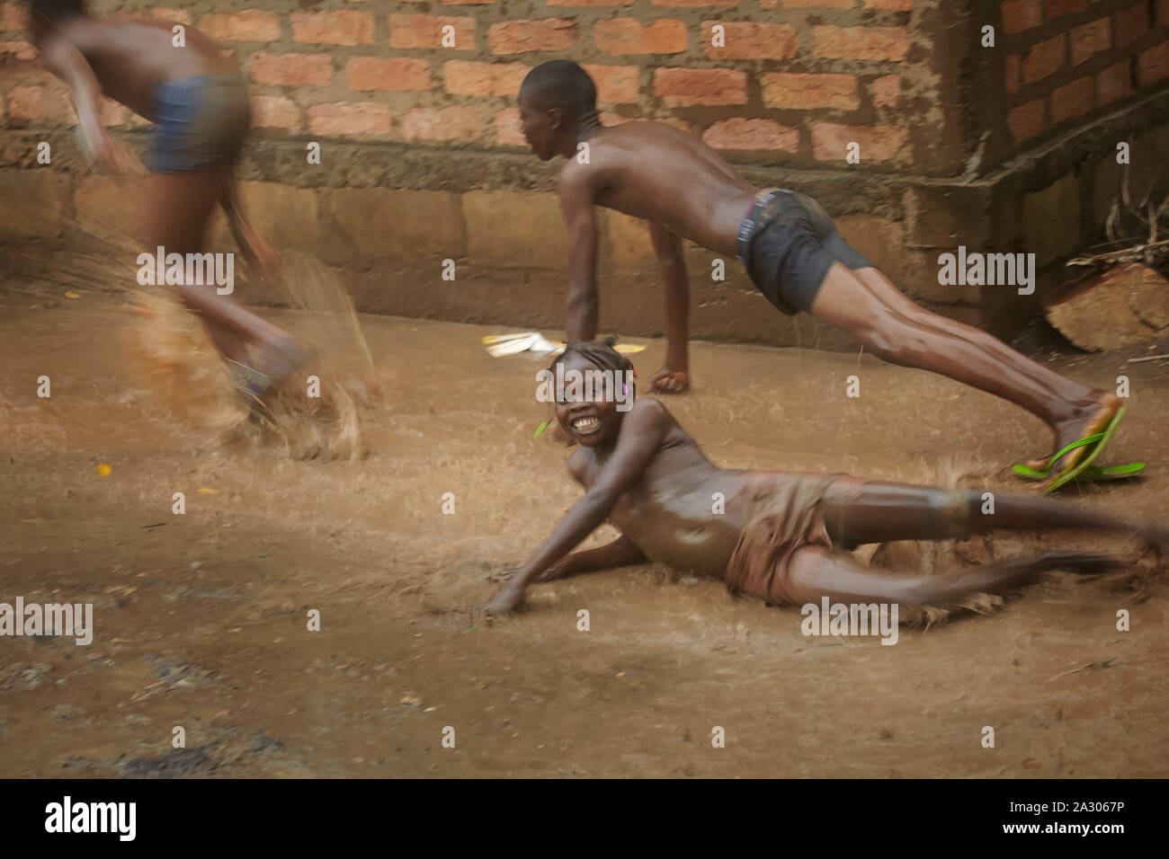 République centrafricaine Bangui voiture heureux sous la pluie jouer chanter Claude Rostand 26-05-2014 Photo Jaco Banque D'Images