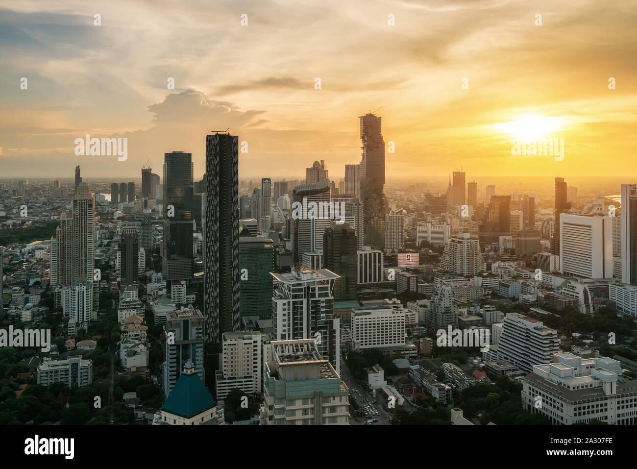 Bangkok, Thaïlande, au centre-ville, vue sur l'horizon pendant l'heure du coucher du soleil à partir de toit à Bangkok. Le tourisme asiatique, ville moderne, de la vie ou de l'entreprise finance et e Banque D'Images