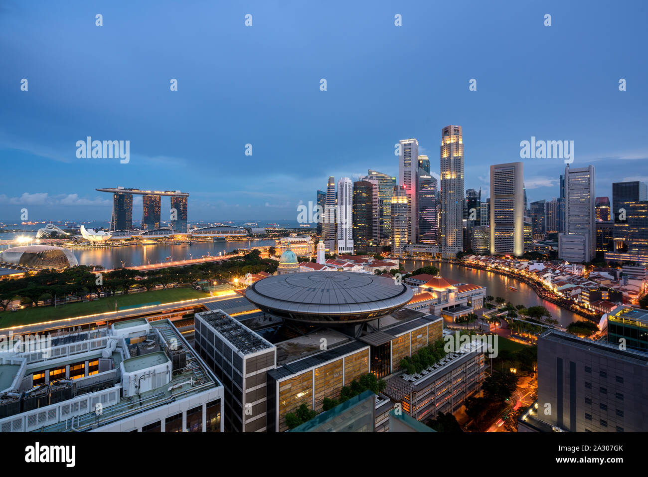 Panorama du quartier des affaires de Singapour et Singapour skyline skyscraper avec cour suprême dans nuit à Marina Bay, Singapour. Banque D'Images