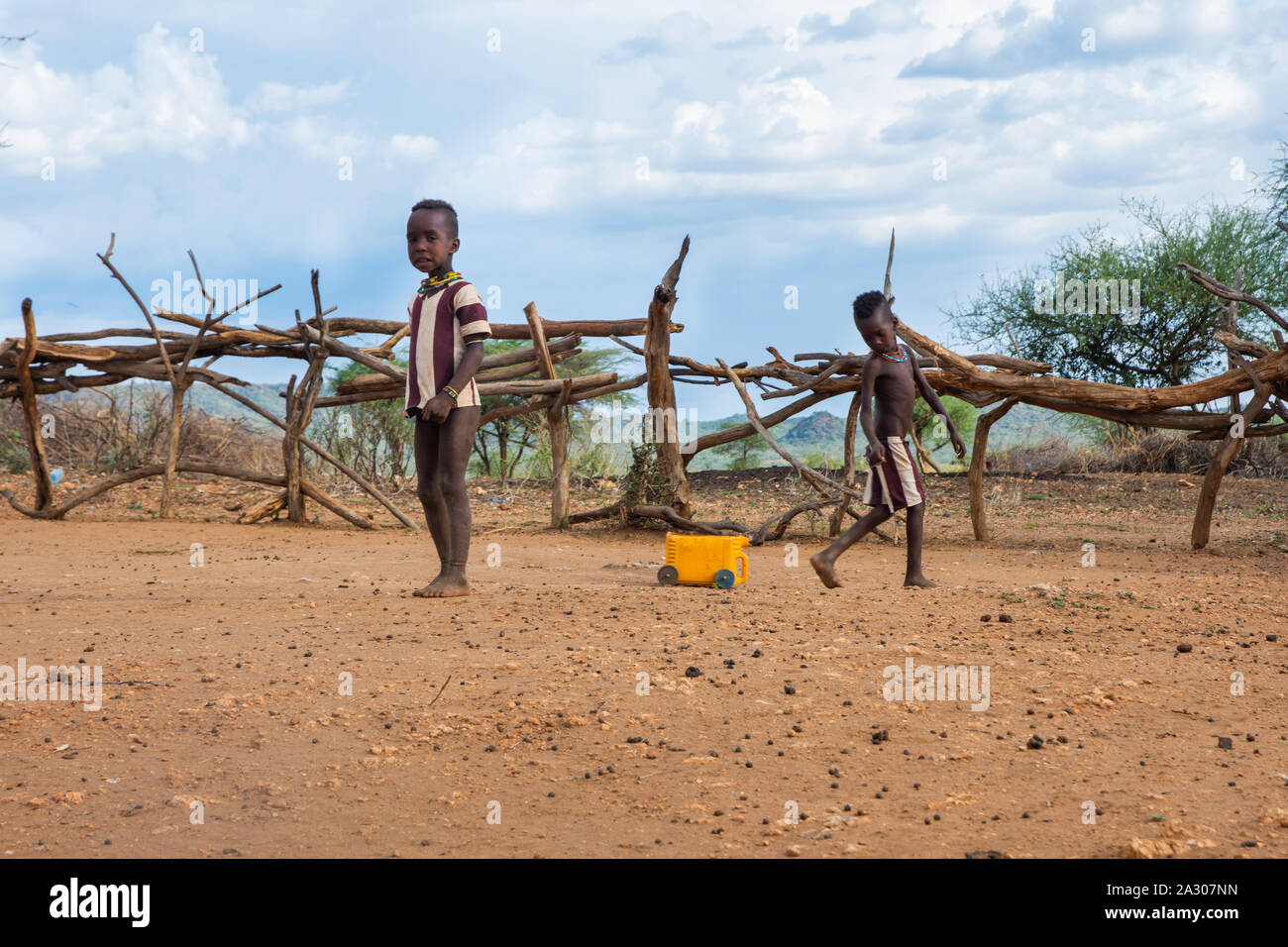 Turmi, Éthiopie - Nov 2018 : tribu Hamer enfants jouant avec de l'eau d'un camion en cartouche. Vallée de l'Omo Banque D'Images