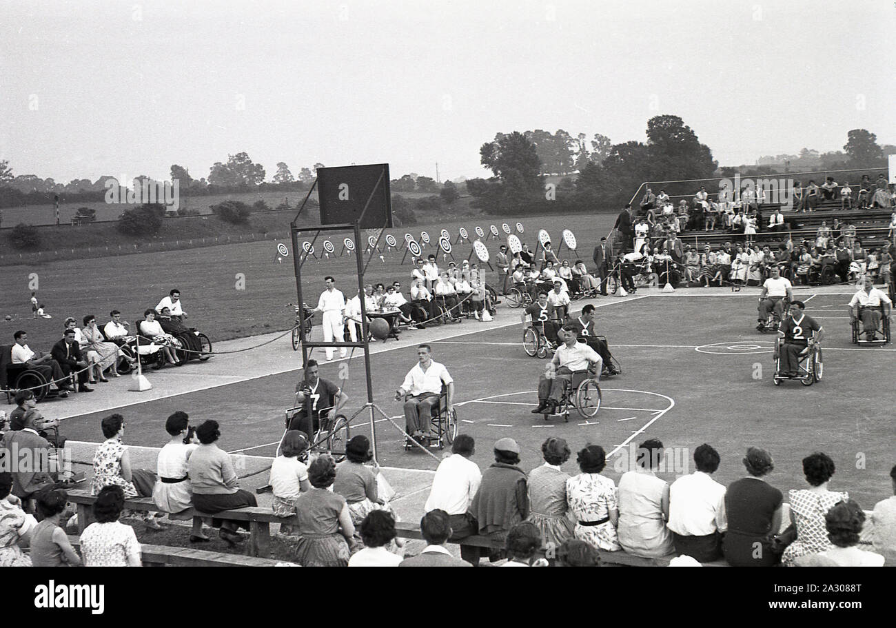 Années 1950, historique, Jeux de Stoke Mandeville, les concurrents en  fauteuil roulant de prendre part à la compétition de basket-ball vu par les  spectateurs et les autres concurrents, l'hôpital de Stoke Mandeville,