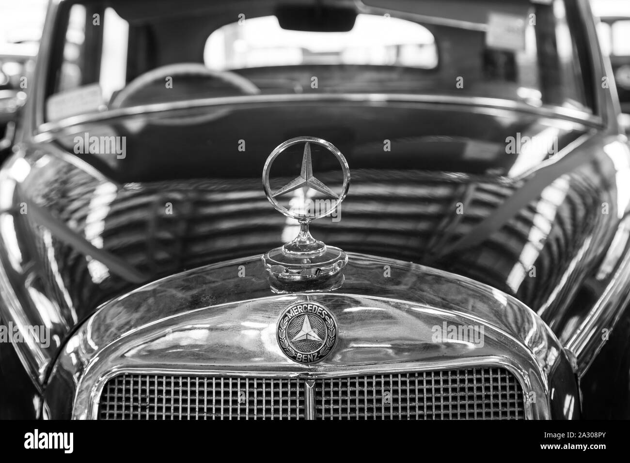 Nakhon Pathom, Thaïlande - 3 août 2019 : Mercedes Benz 300B de badge en noir et blanc couleur pièce à vintage car collector garage dans Nakhon Pathom p Banque D'Images
