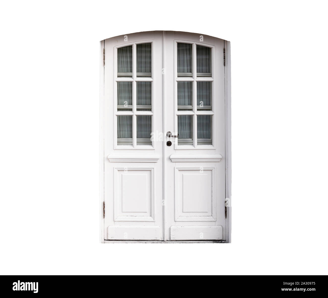 Porte en bois blanc classique avec de petites fenêtres et arch dans le vieux mur jaune, photo verticale, vue avant Banque D'Images