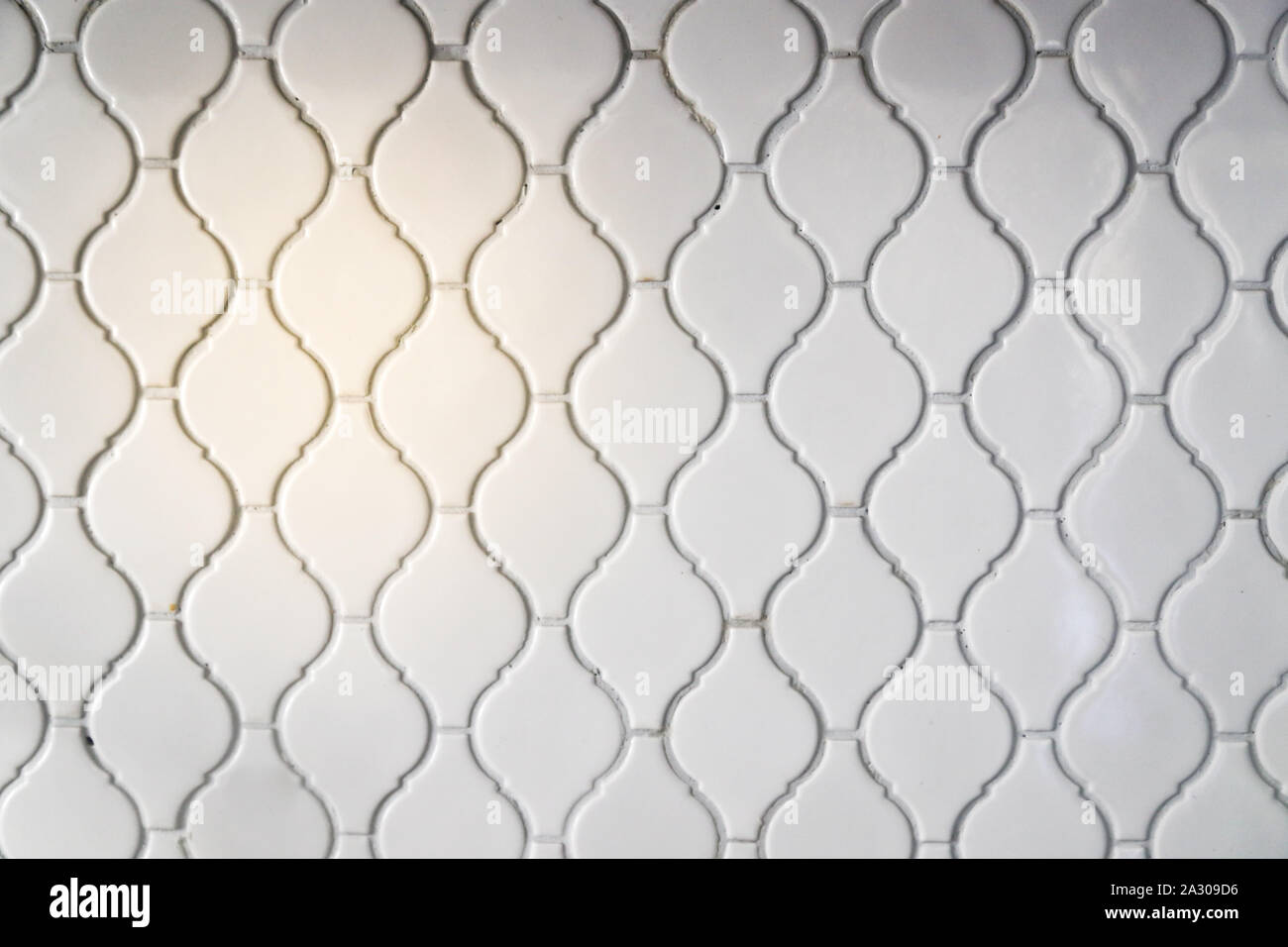 Du carrelage blanc sur le dosseret de cuisine - carreaux de mur blanc Banque D'Images