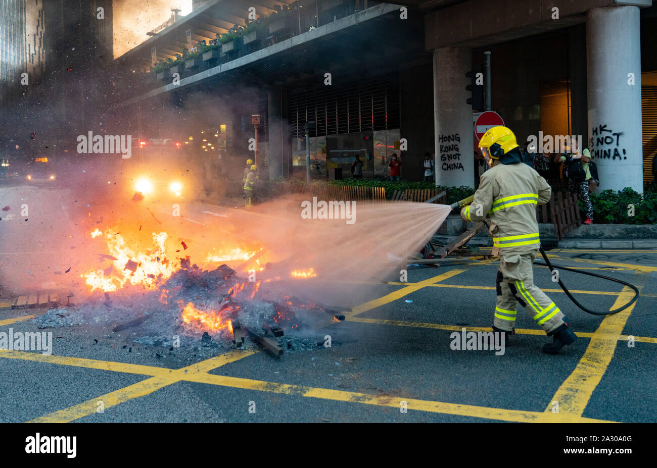 Hong Kong. 4 octobre 2019. Grand rassemblement de partisans pro-démocratie soir à Hong Kong Central District. Les manifestants en colère avec Chef de la carrie Lam's utilisation des pouvoirs d'urgence pour interdire le port de masques lors de manifestations. Mars s'est déroulée pacifiquement vers le quartier de Wanchai. Pic. Feux allumés sur les routes en Europe centrale avant mars. Iain Masterton/Alamy Live News. Banque D'Images