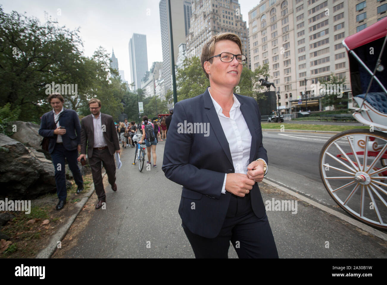 Le Ministre norvégien de l'Environnement Mme Tine Sundtoft sur sa façon d'assister à une manifestation climatique à venir de l'assemblée annuelle l'Assemblée générale des Nations Unies à New York. Banque D'Images