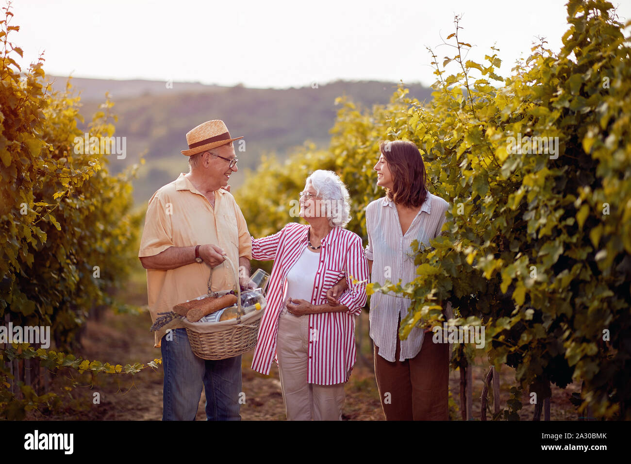 Le vin et le raisin. La tradition familiale. La récolte des raisins. La famille vigneron vignoble en souriant Banque D'Images