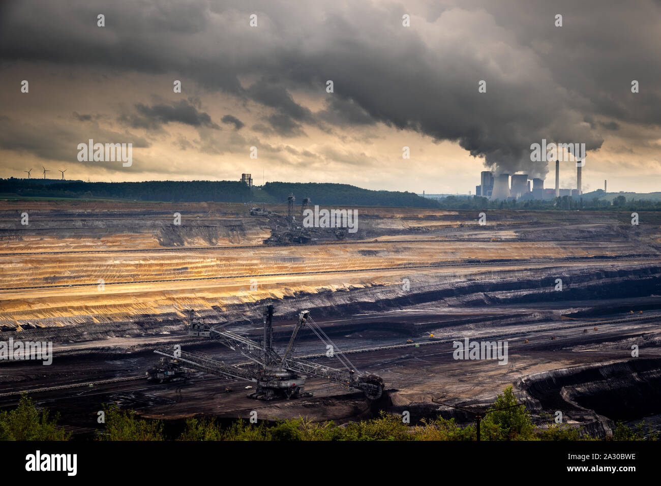 Equipements d'exploitation minière dans un brown coal mine à ciel ouvert et une centrale électrique avec l'émission. Banque D'Images