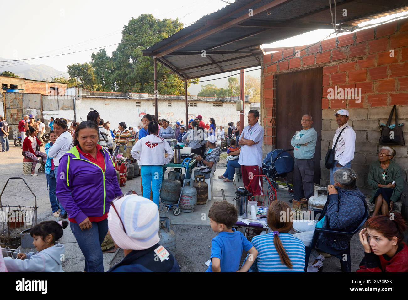 Valenciapeople au Venezuela En attente de gaz. Aujourd'hui, c'est moins cher 24-2-2017 foto : Jaco Claude Rostand Banque D'Images