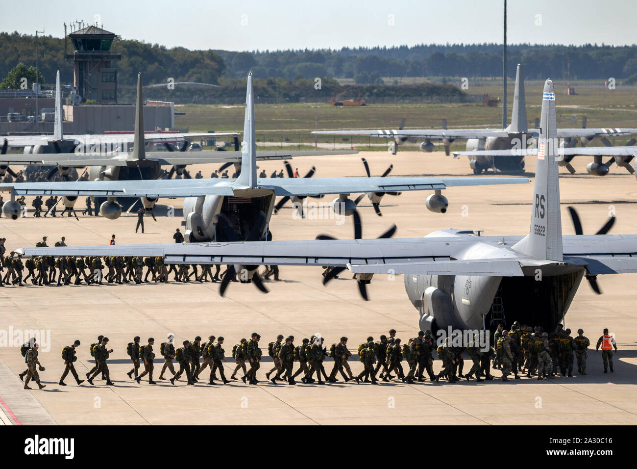 EINDHOVEN, Pays-Bas - 20 SEP 2019 Parachutistes : la saisie d'un US Air Force avion de transport C-130 Hercules sur la base aérienne d'Eindhoven. Banque D'Images